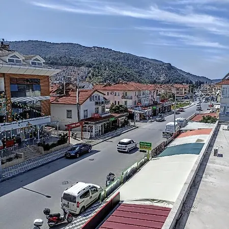 Fethiye Merkezde Ferah Ve Balkonlu 2+1 Daire شقة