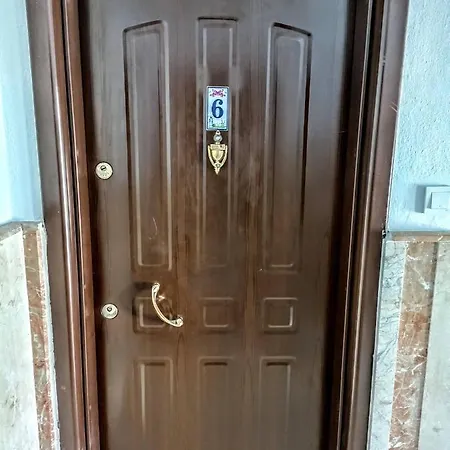 Fethiye Merkezde Ferah Ve Balkonlu 2+1 Daire شقة