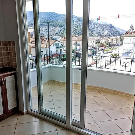 Fethiye Merkezde Ferah Ve Balkonlu 2+1 Daire *
